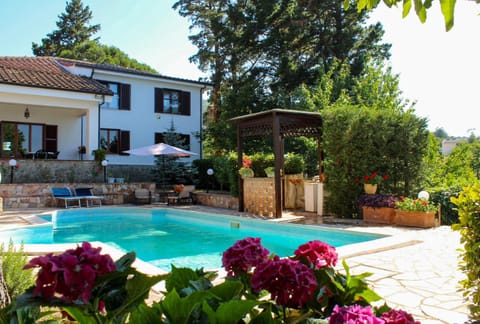 Property building, Garden, Pool view, Swimming pool, sunbed