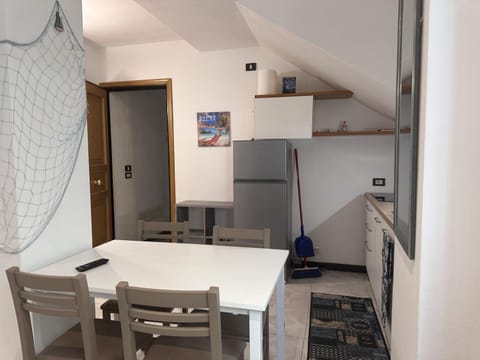 Kitchen or kitchenette, Seating area, Dining area