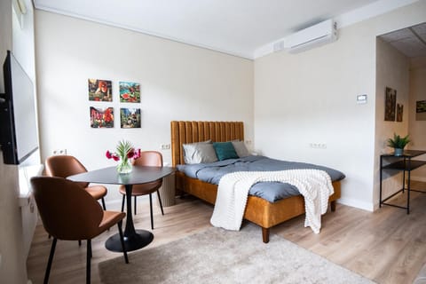 Bed, TV and multimedia, Living room, Photo of the whole room, Seating area, Dining area, Bedroom, air conditioner