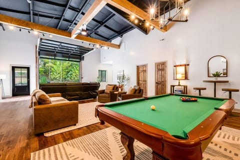 5 King Beds - Sleeps 18 - Game Room - Brew Trail House in Nellysford