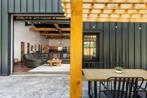 5 King Beds - Sleeps 18 - Game Room - Brew Trail House in Nellysford