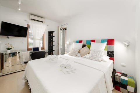 Bed, TV and multimedia, Bedroom