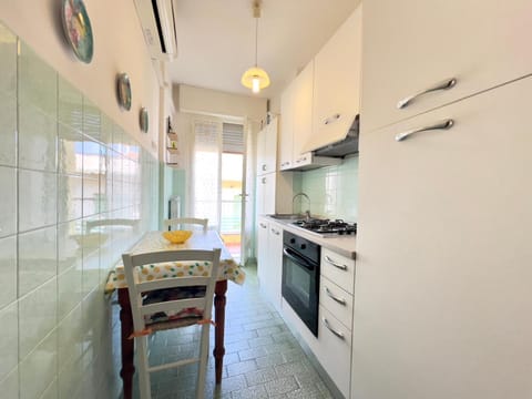 Kitchen or kitchenette, pet friendly, stove