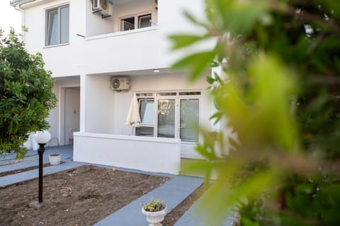 Property building, Balcony/Terrace, Garden view