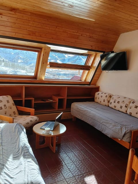 Bed, TV and multimedia, Living room, Seating area, Mountain view