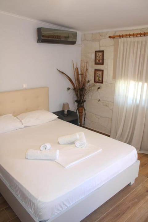 Bed, Photo of the whole room, Bedroom, towels, air conditioner