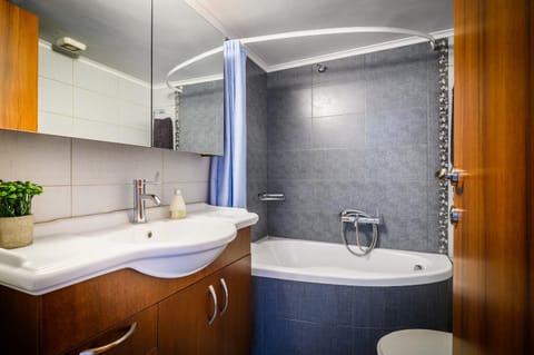 Shower, Toilet, Bathroom, Bath, locker, towels