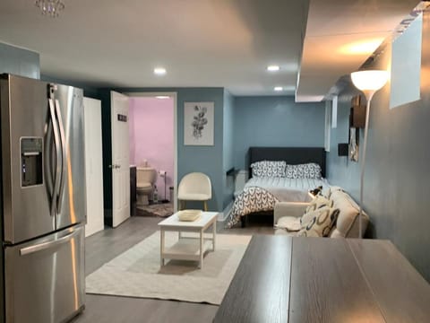 Bed, TV and multimedia, Seating area, Bedroom
