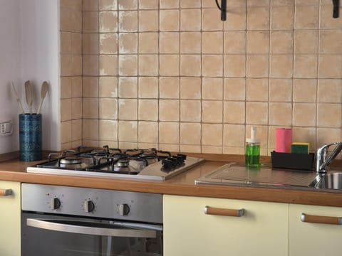 Kitchen or kitchenette, Sea view, Street view, pet friendly, stove