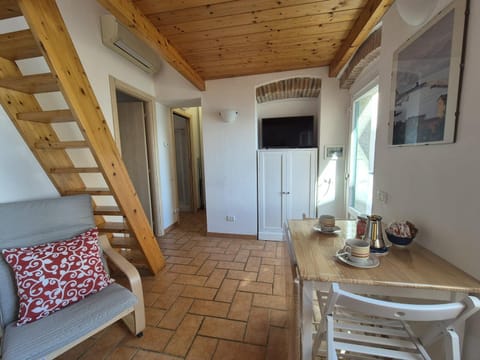 TV and multimedia, Kitchen or kitchenette, Living room, Seating area, Dining area, air conditioner