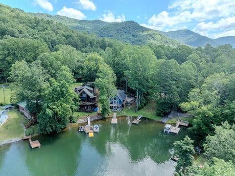 Unwind at Lakey McLakehouse on Lake Santeetlah House in Cheoah