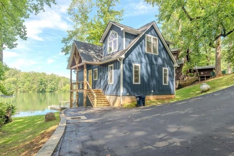 Unwind at Lakey McLakehouse on Lake Santeetlah House in Cheoah