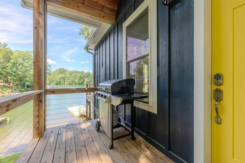 Unwind at Lakey McLakehouse on Lake Santeetlah House in Cheoah