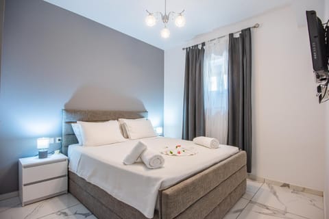 Bed, TV and multimedia, Photo of the whole room, Bedroom