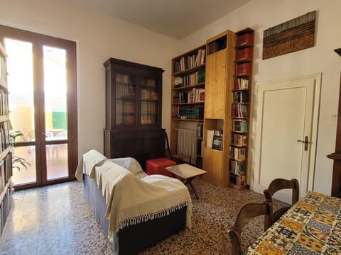 Communal lounge/ TV room, Living room, Seating area