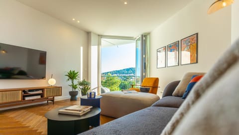 Natural landscape, TV and multimedia, Living room, Seating area, Evening entertainment, Mountain view