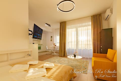 Bed, TV and multimedia, Kitchen or kitchenette, Living room, Photo of the whole room, Seating area, Dining area, Bedroom, towels, air conditioner