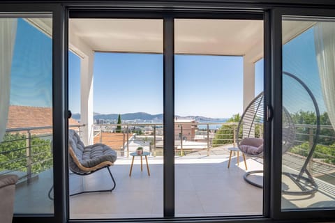 Natural landscape, View (from property/room), Balcony/Terrace, Living room, Sea view