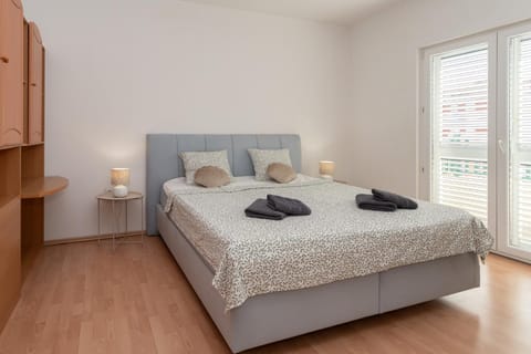 Bed, Bedroom, towels, wardrobe