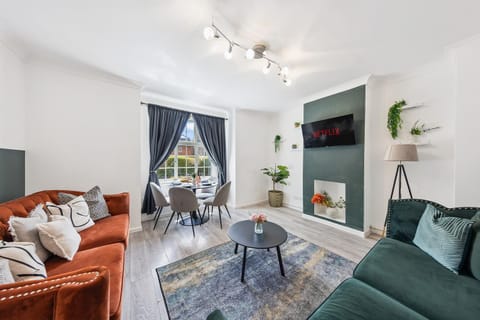 TV and multimedia, Living room, Seating area, Dining area