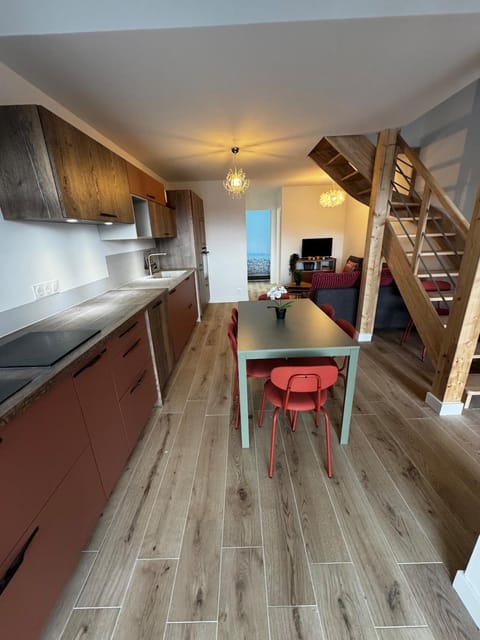 Kitchen or kitchenette, Dining area, stove