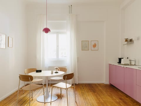 Coffee/tea facilities, Kitchen or kitchenette, Dining area