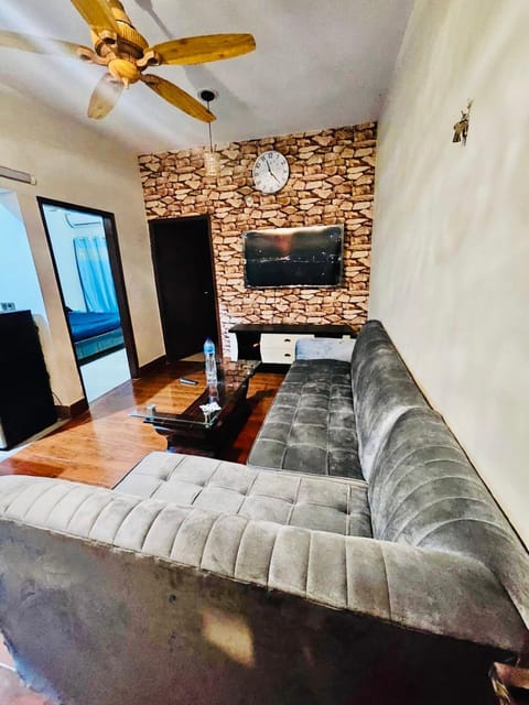 Communal lounge/ TV room, TV and multimedia, Living room, Seating area, Evening entertainment
