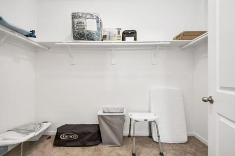 Family-Friendly 4 Bed & 2 Bath Oasis with Fully Equipped Kitchen & Relaxing Vibes House in Katy