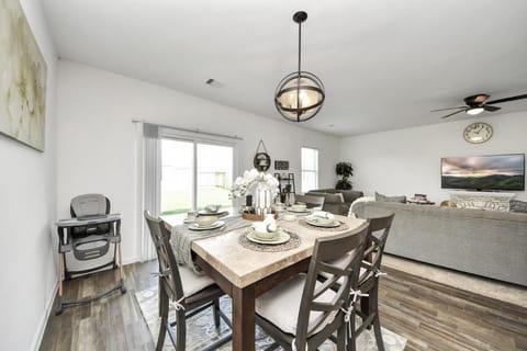 Family-Friendly 4 Bed & 2 Bath Oasis with Fully Equipped Kitchen & Relaxing Vibes House in Katy