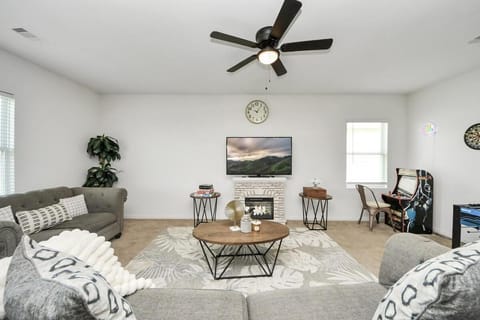 Family-Friendly 4 Bed & 2 Bath Oasis with Fully Equipped Kitchen & Relaxing Vibes House in Katy