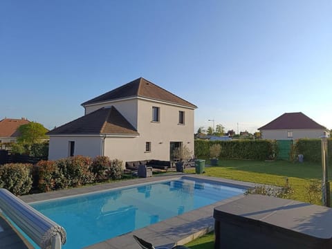 Property building, Garden, Garden, Balcony/Terrace, Garden view, Pool view, Swimming pool, sunbed