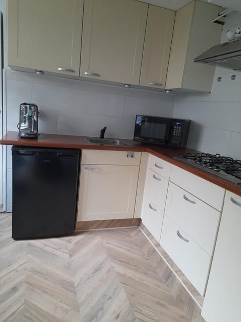 Coffee/tea facilities, Kitchen or kitchenette, stove