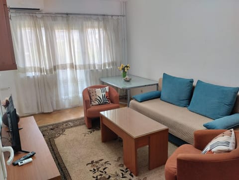 Communal lounge/ TV room, TV and multimedia, Living room, Seating area, Evening entertainment