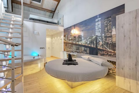Bed, Hot Tub