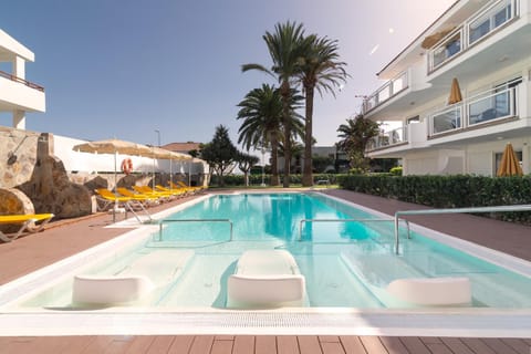 Solarium, Swimming pool, sunbed