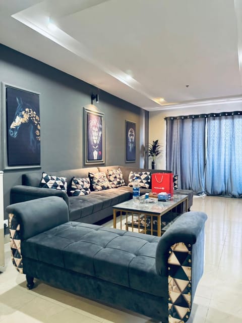 Communal lounge/ TV room, TV and multimedia, Living room, Seating area, Evening entertainment