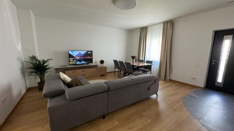 Communal lounge/ TV room, TV and multimedia, Living room, Seating area, Dining area, Evening entertainment