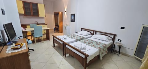 Bed, TV and multimedia, Photo of the whole room, Bedroom