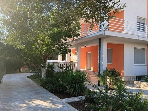 Location, children, Family