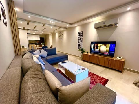 Communal lounge/ TV room, TV and multimedia, Living room, Seating area, Evening entertainment, air conditioner