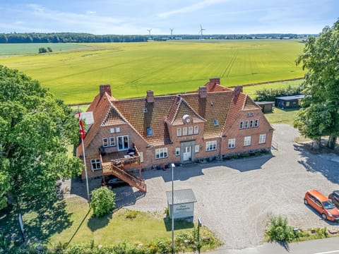 Property building, Spring, Day, Neighbourhood, Bird's eye view, Garden, Lobby or reception, Location, Parking, pet friendly