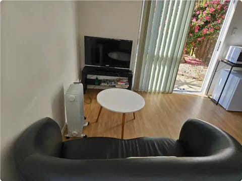 a private and sunny unit in the middle of north shore Apartment in Auckland