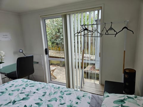 a private and sunny unit in the middle of north shore Apartment in Auckland