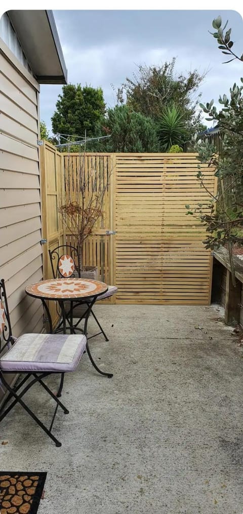 a private and sunny unit in the middle of north shore Apartment in Auckland