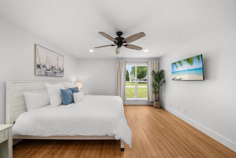 Bed, TV and multimedia, Photo of the whole room, Bedroom