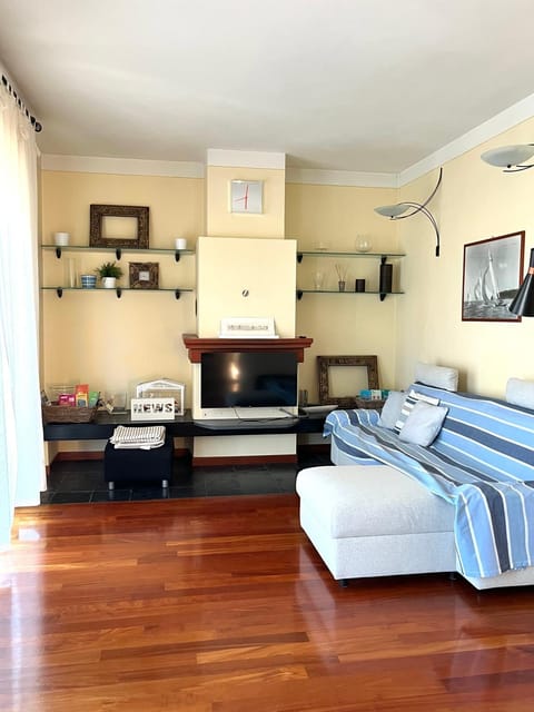 TV and multimedia, Living room, Seating area, internet, air conditioner