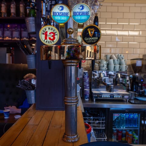 Communal lounge/ TV room, Lounge or bar, Food and drinks, Drinks, Alcoholic drinks, Non alcoholic drinks