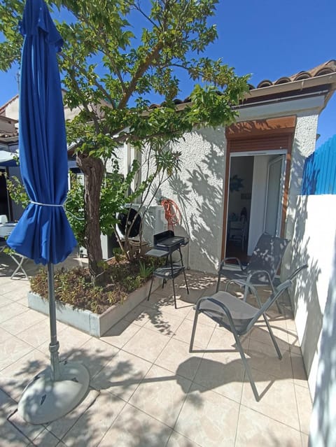 Patio, Dining area, sunbed