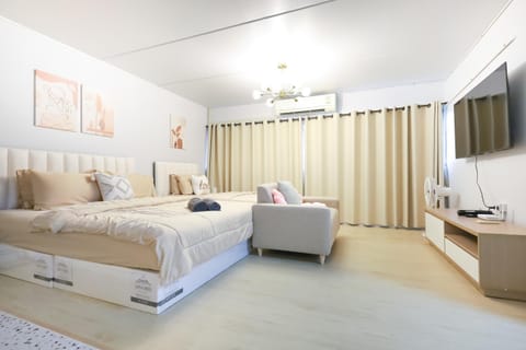 Bed, TV and multimedia, Living room, Photo of the whole room, Bedroom, internet, air conditioner