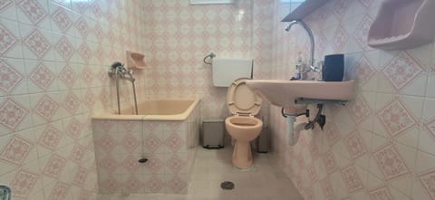 Shower, Toilet, Bathroom, Bath